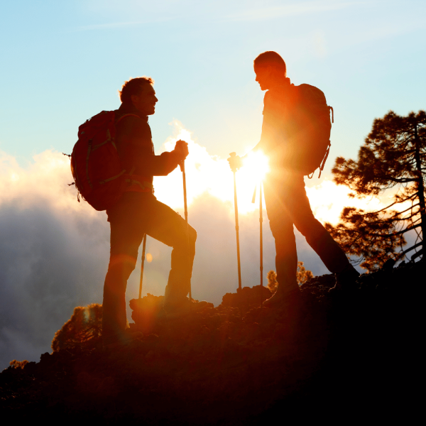 deux randonneurs en haut d'une montagne