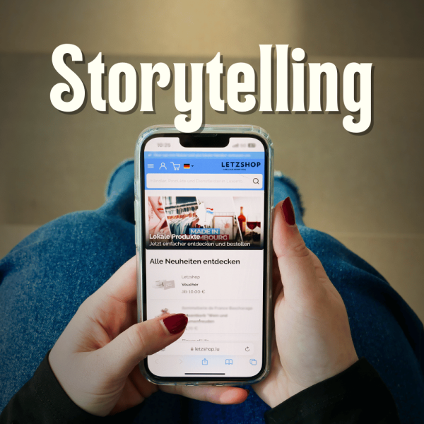 une femme qui est sur letzshop.lu avec son smartphone