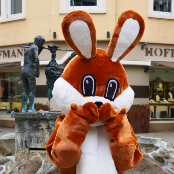 une personne en costume de lapin de pâques