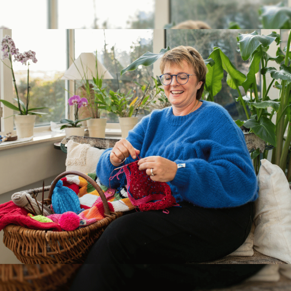 une femme qui tricote