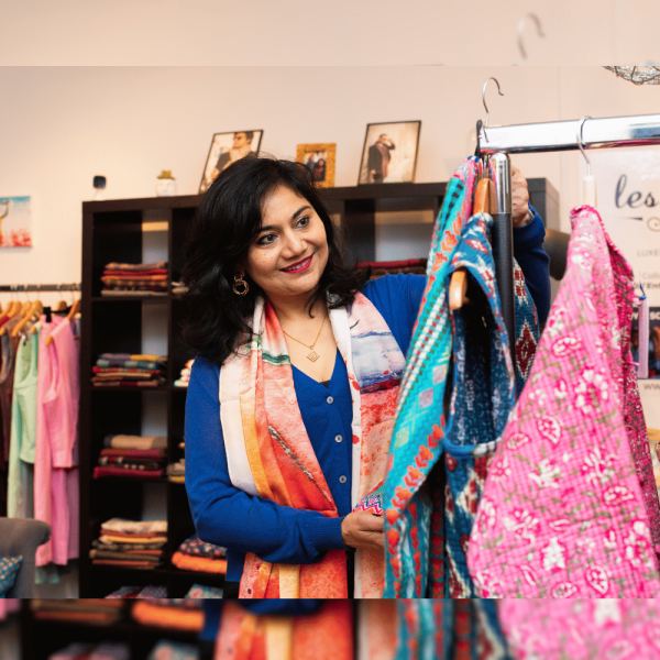 une femme dans sa boutique de vetements