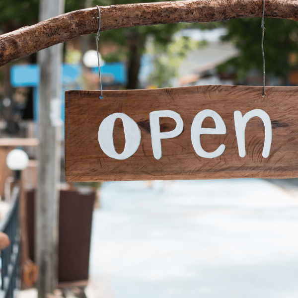 un panneau open en bois