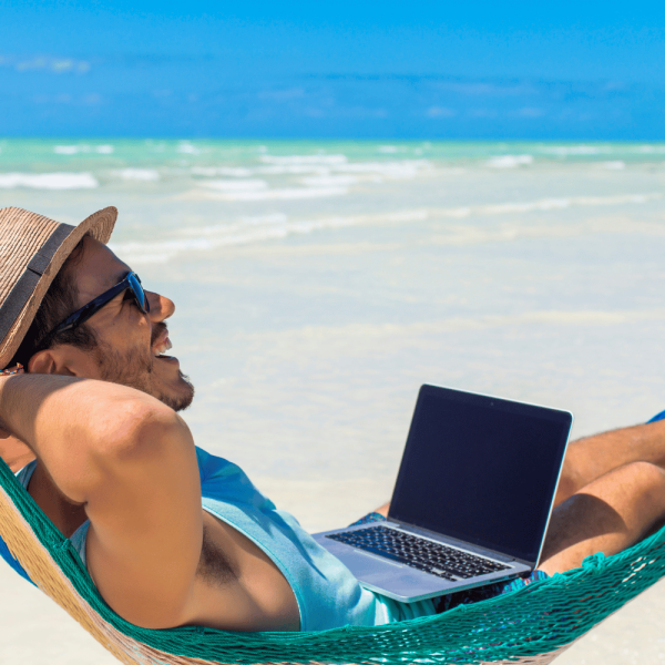une personne sur un hamac à la plage