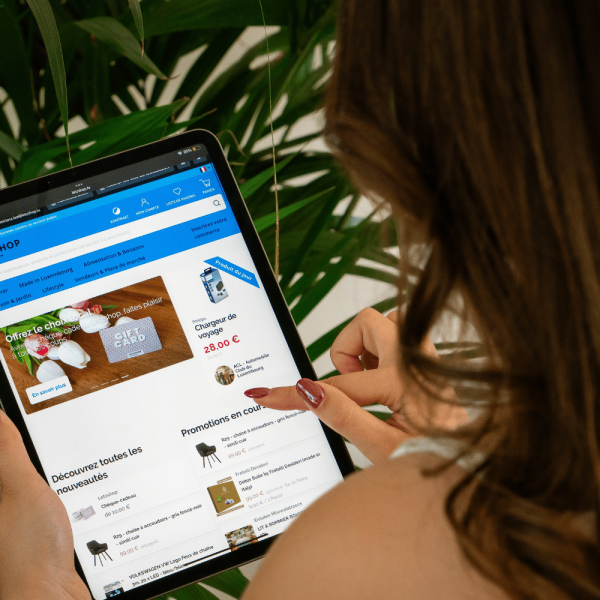une tablette avec la page letzshop.lu ouverte