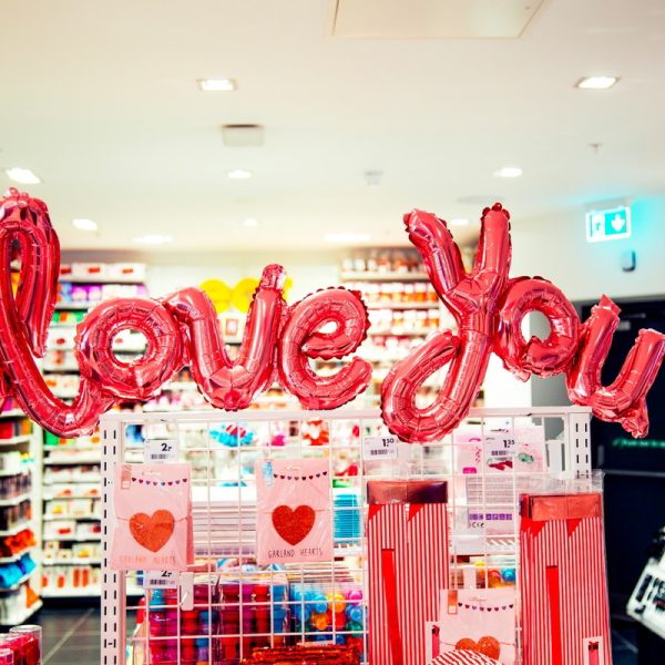 un ballon love you dans un magasin